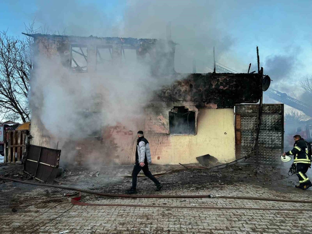 Amasya’da iki katlı bir ev, çıkan yangında kullanılamaz hale geldi.