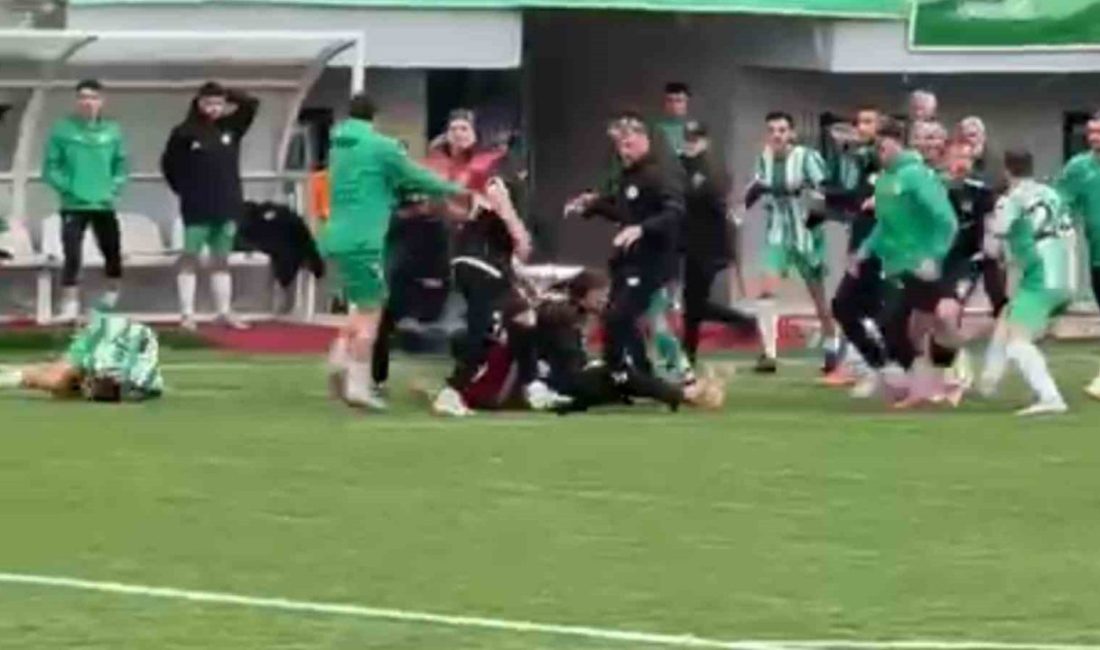 Rize’de oynanan amatör lig maçında iki takım oyuncuları yumruk yumruğa