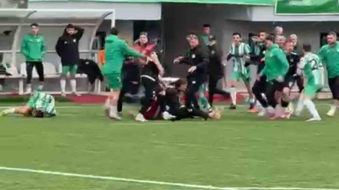 Rize’de oynanan amatör lig maçında iki takım oyuncuları yumruk yumruğa