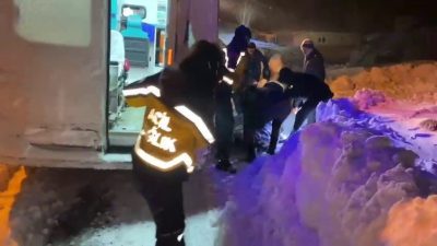 Erzurum’un Çat ilçesinde yolu kardan kapanan Taşağıl Mahallesi’nde rahatsızlanan şahıs,