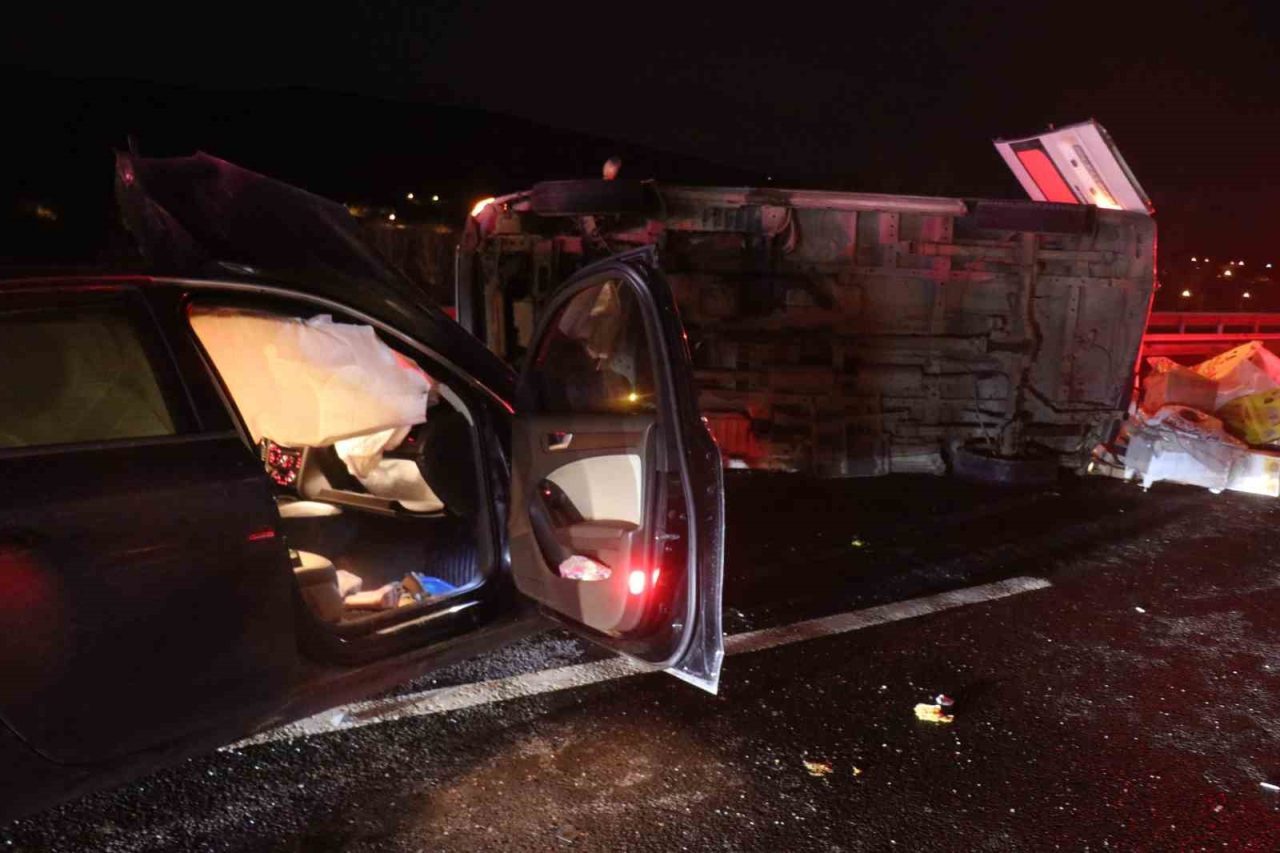 Anadolu Otoyolu Sakarya geçişinde otomobil ile aynı yönde seyreden minibüsün