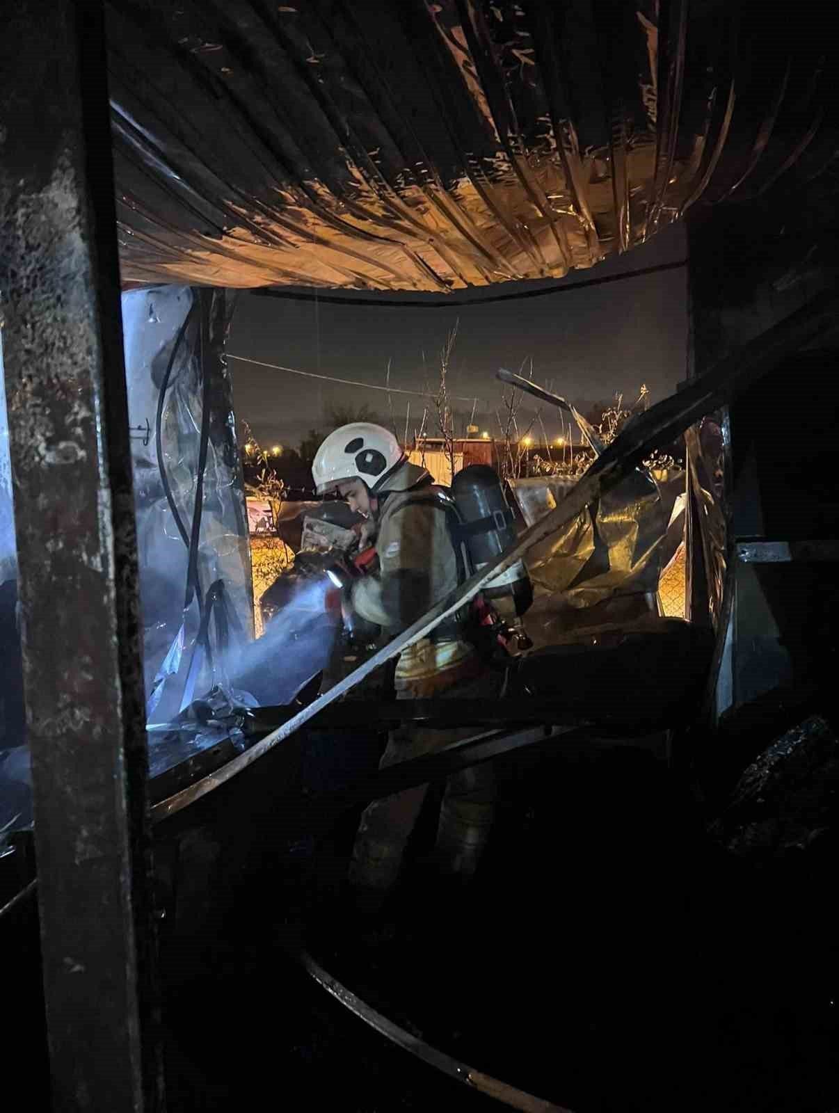 Hatay’da alevlere teslim olarak yanan konteyner kullanılmaz hale geldi. Yangın;