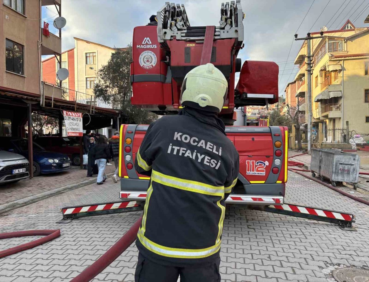Kocaeli’nin İzmit ilçesinde 4 katlı apartmanın 2. katı alevlere teslim