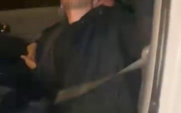 100 kara yolunda meydana gelen kazada, otomobilin hafif ticari araca