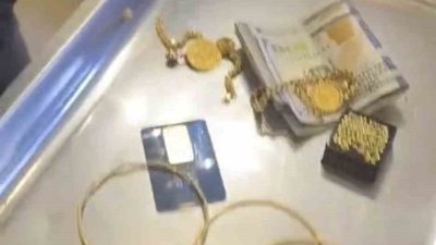 Trabzon’un Araklı ilçesinde sokakta bulunan altın ve para dolu çanta,