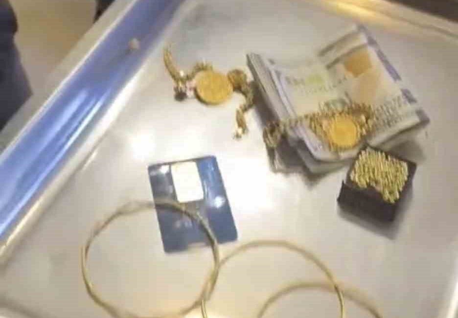 Trabzon’un Araklı ilçesinde sokakta bulunan altın ve para dolu çanta,