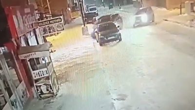 Ardahan’da buzlanmanın etkisiyle kontrolden çıkan otomobil iş yerine girdi. Kazada