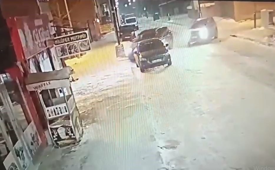 Ardahan’da buzlanmanın etkisiyle kontrolden çıkan otomobil iş yerine girdi. Kazada
