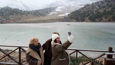 Erzincan’da soğuk havanın etkisiyle Ergan Dağı’nda bulunan Ardıçlı Gölü’nün yüzeyi