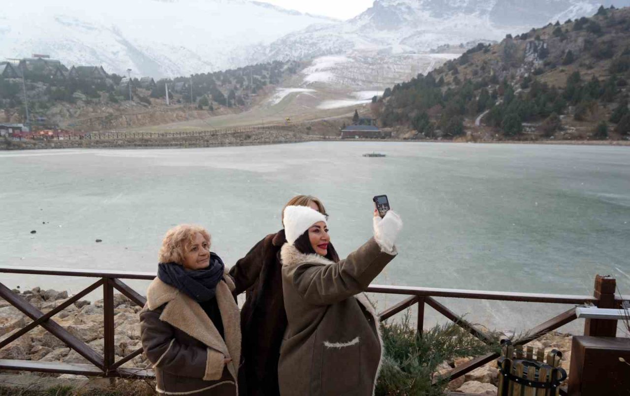 Erzincan’da soğuk havanın etkisiyle Ergan Dağı’nda bulunan Ardıçlı Gölü’nün yüzeyi
