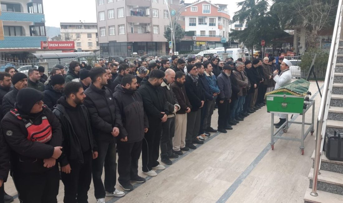 Kocaeli’nin İzmit ilçesinde alışveriş merkezinin otoparkında tartıştığı arkadaşı tarafından bıçaklanarak