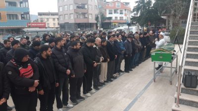 Kocaeli’nin İzmit ilçesinde alışveriş merkezinin otoparkında tartıştığı arkadaşı tarafından bıçaklanarak