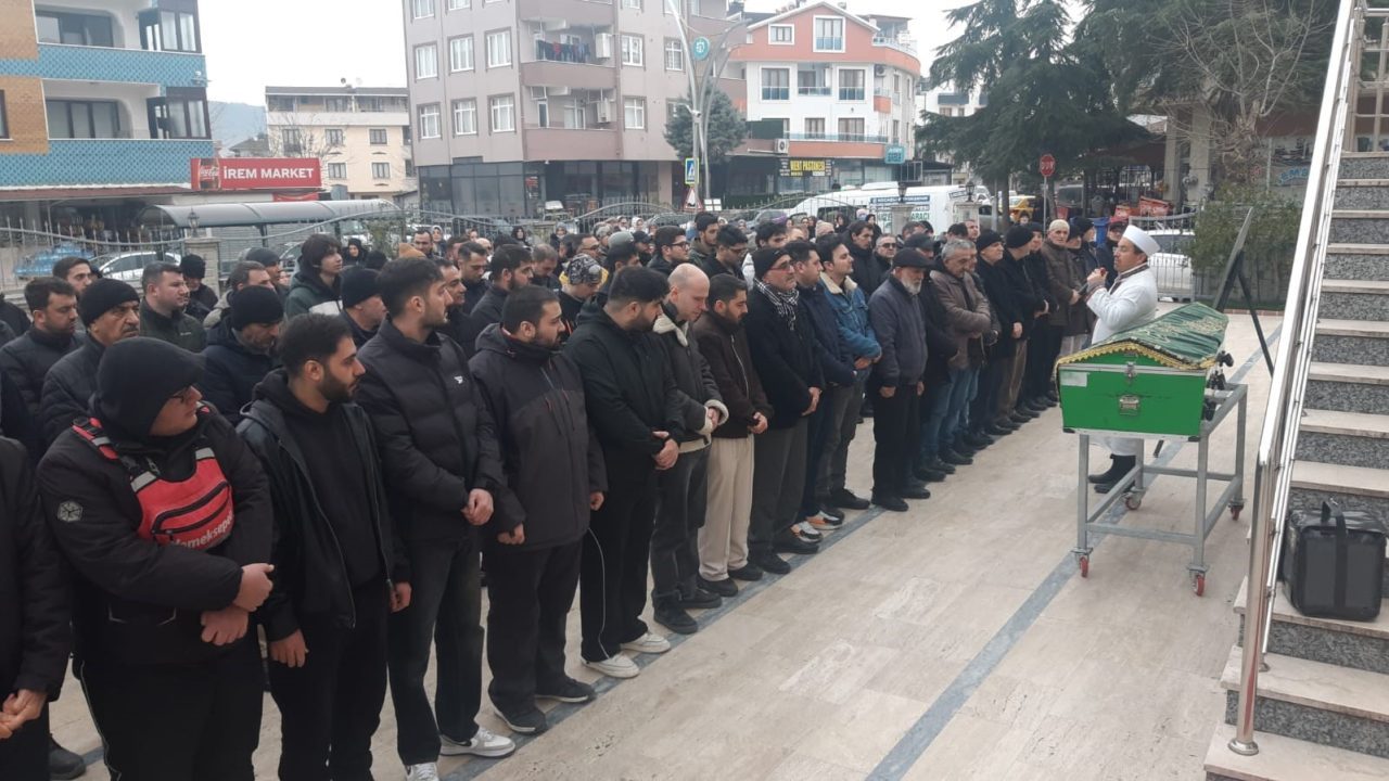 Kocaeli’nin İzmit ilçesinde alışveriş merkezinin otoparkında tartıştığı arkadaşı tarafından bıçaklanarak