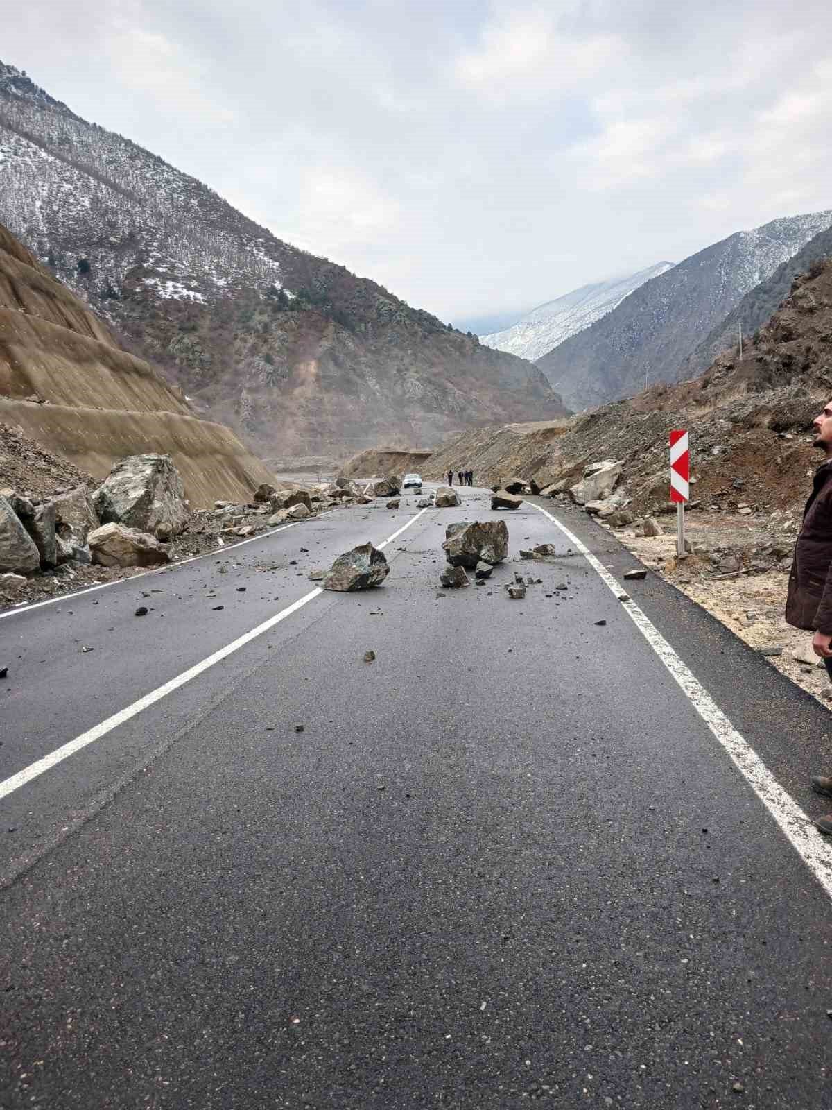 Artvin-Şavşat Karayolu’nda meydana gelen heyelanda yol kısa süreliğine ulaşıma kapanırken,