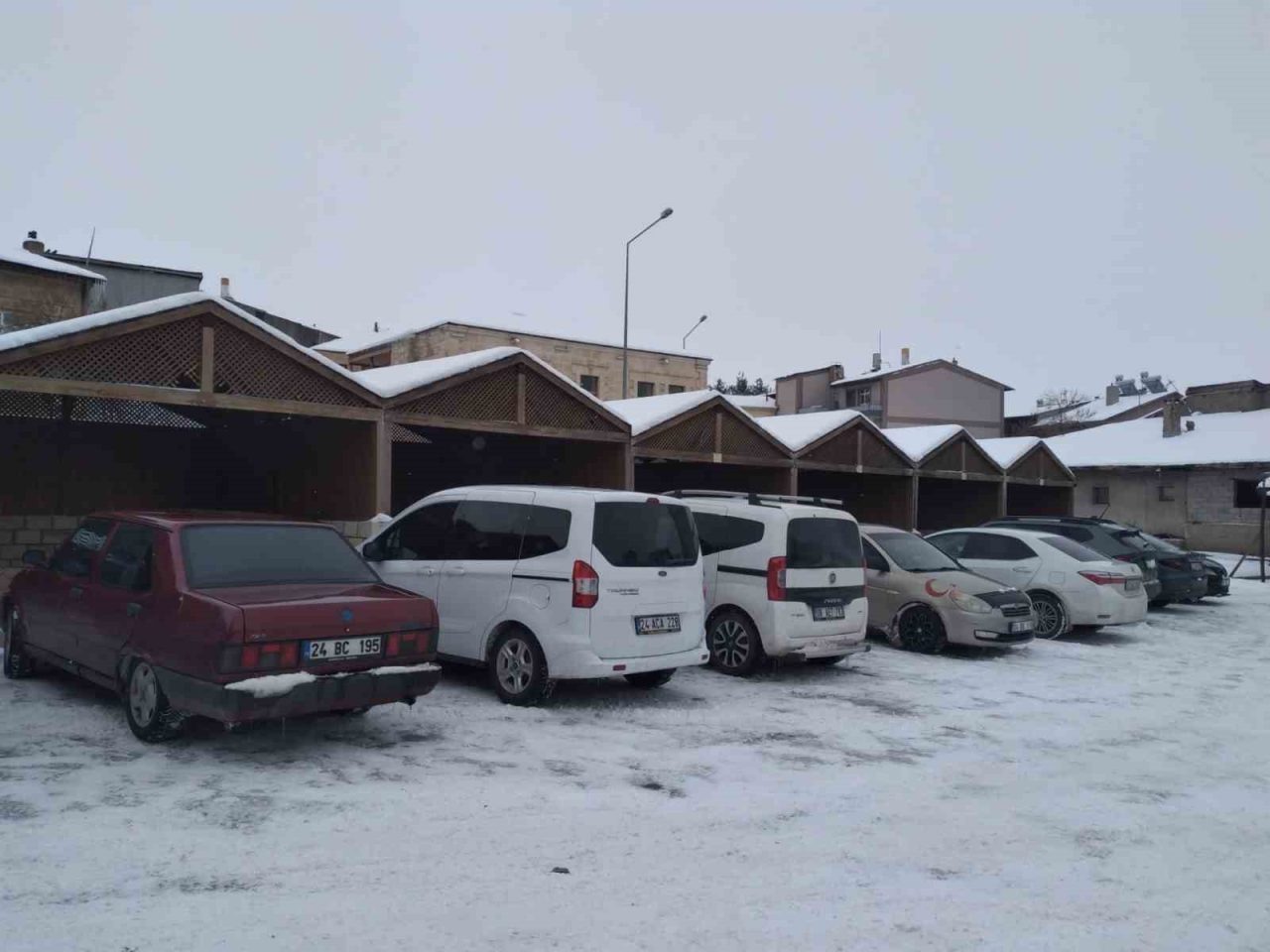Havaların aşırı soğuk seyretmesi nedeniyle Erzincan’ın Tercan ilçe merkezinde cuma