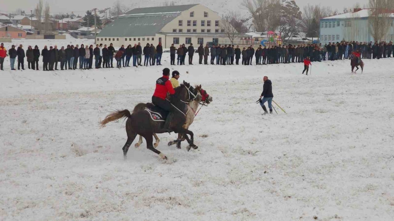 Erzurum’un Aşkale ilçesinde cirit heyecanı yaşandı. Aşkale 3 Mart Atlı