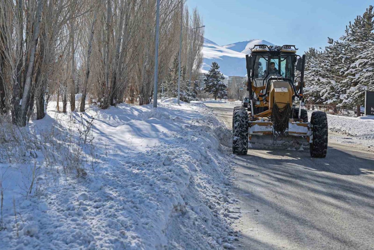 Atatürk Üniversitesi kampüsünde, etkili olan yoğun kar yağışının ardından eğitim-öğretim