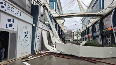 İstanbul Avcılar’da şiddetli fırtınada bir iş yerinin çatısından uçan parçalar,