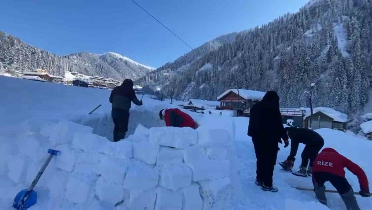 Rize’nin Çamlıhemşin ilçesi Ayder Yaylası’nda festival kapsamında yapılan iglolar ilgi