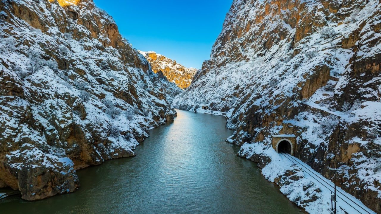 Erzincan’ın İliç ilçesindeki Aydınlık Kanyon, Fırat Nehri’nin sarp kayalıklar arasından