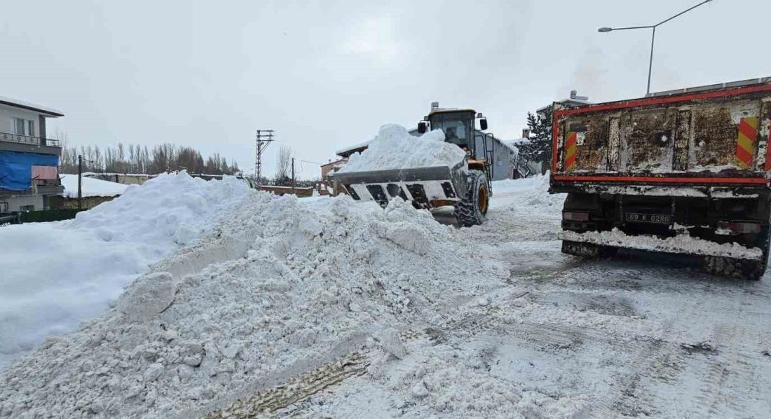 Bayburt’un Aydıntepe ilçesinde karla mücadele çalışmaları devam ediyor. Ekipler, ilçe