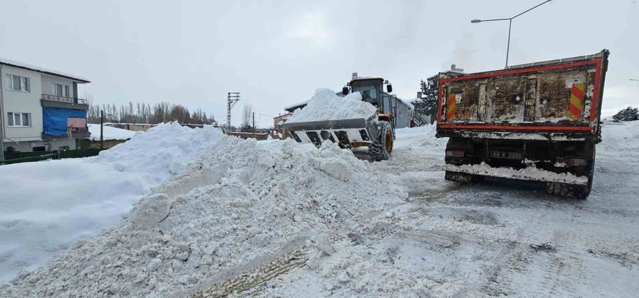 Bayburt’un Aydıntepe ilçesinde karla mücadele çalışmaları devam ediyor. Ekipler, ilçe