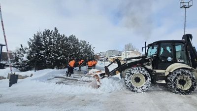 Aydıntepe’de kar ve buzlanmaya karşı yürütülen çalışmalar ilçe genelinde sürüyor.