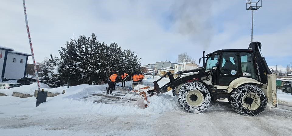 Aydıntepe’de kar ve buzlanmaya karşı yürütülen çalışmalar ilçe genelinde sürüyor.