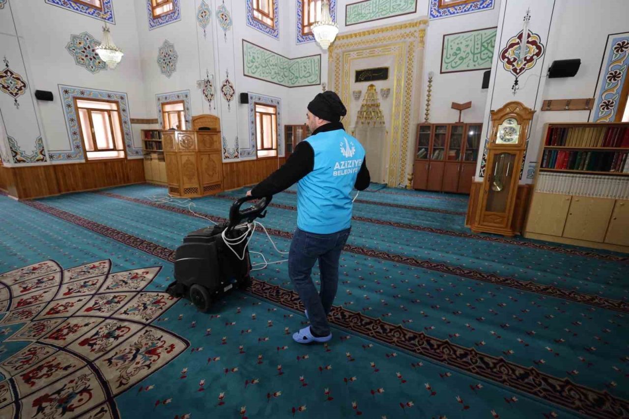 Aziziye Belediyesi, Ramazan ayı öncesi hazırlıklarına cami ve mescit temizlikleriyle