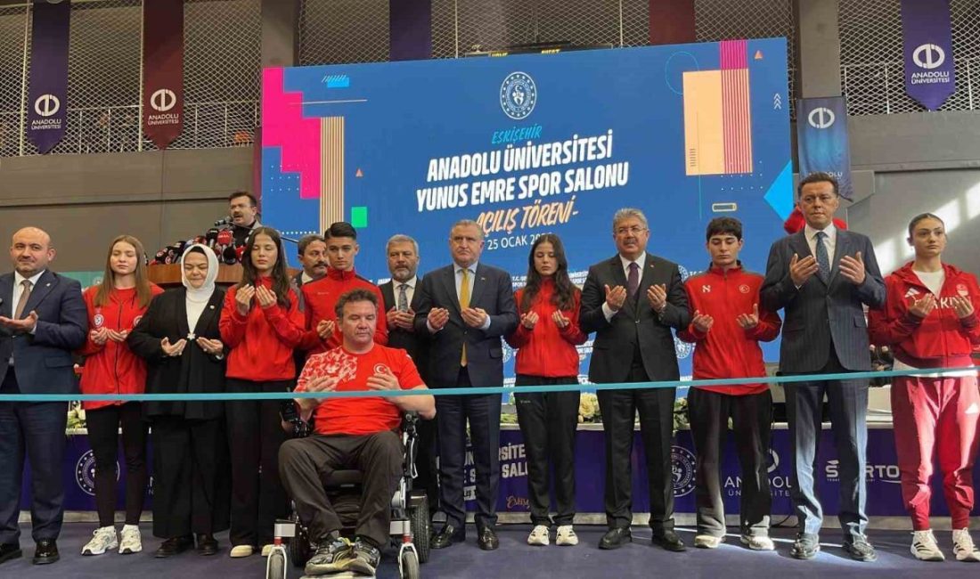 Eskişehir’de Yunus Emre Kapalı Spor Salonu Açılış Töreni’ne katılan Gençlik