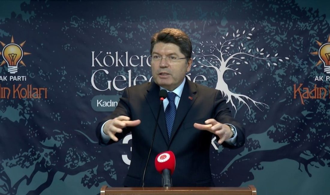 Adalet Bakanı Yılmaz Tunç, memleketinde partisinin kadın kolları tarafından düzenlenen