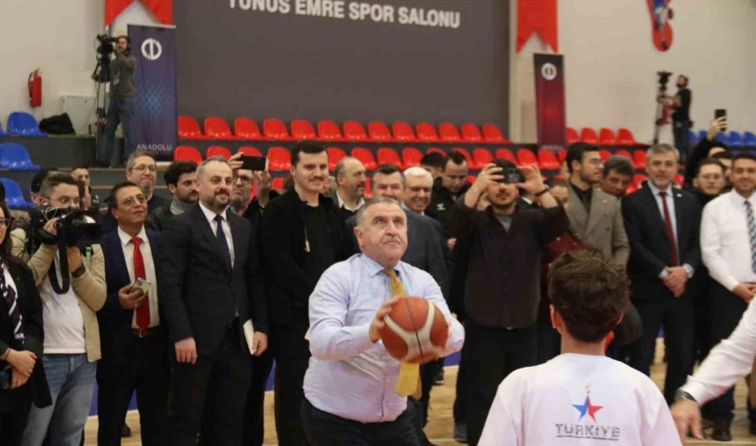 Eskişehir’de Yunus Emre Kapalı Spor Salonu açılışına katılan Gençlik ve