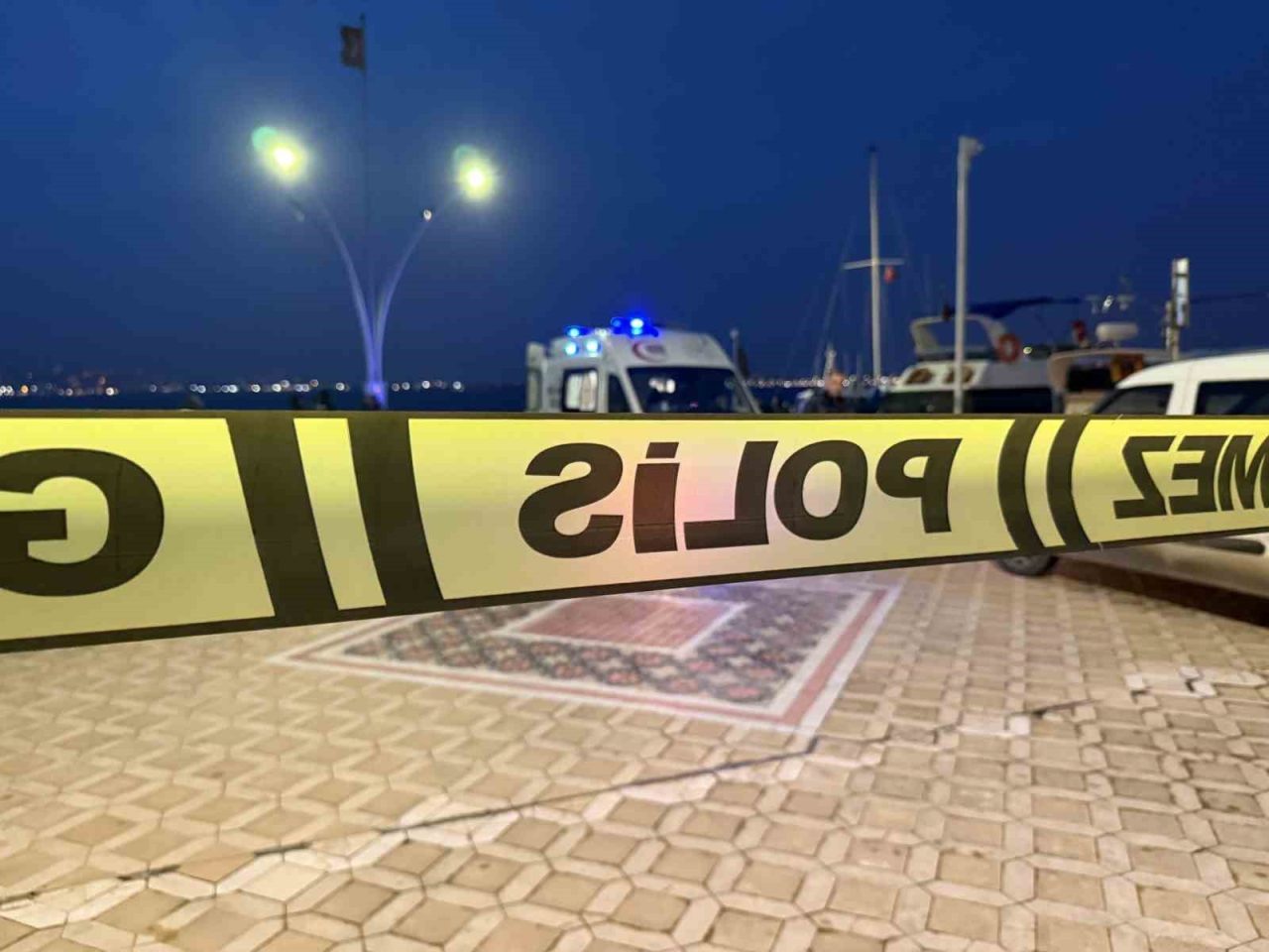 Kocaeli’nin Başiskele ilçesi sahili açıklarında balıkçılar tarafından su üzerinde dalgıç