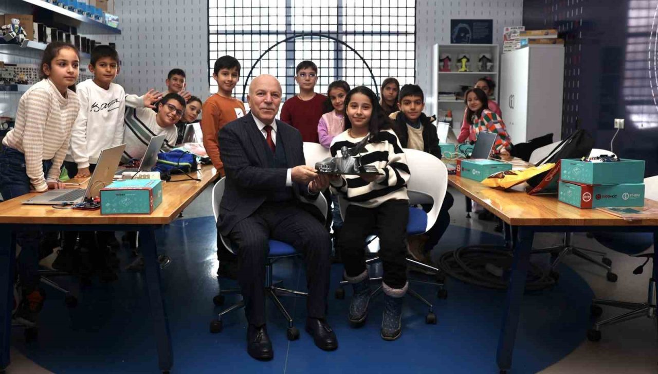 Erzurum Büyükşehir Belediye Başkanı Mehmet Sekmen, Bilim Erzurum’u ziyaret ederek