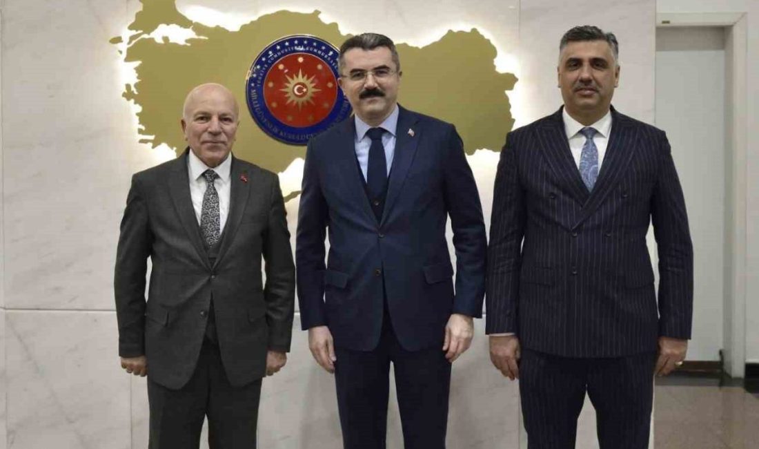 Erzurum Büyükşehir Belediye Başkanı Mehmet Sekmen, beraberindeki Büyükşehir Belediyesi Genel