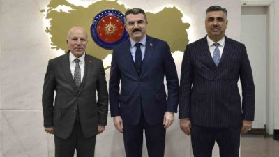 Erzurum Büyükşehir Belediye Başkanı Mehmet Sekmen, beraberindeki Büyükşehir Belediyesi Genel