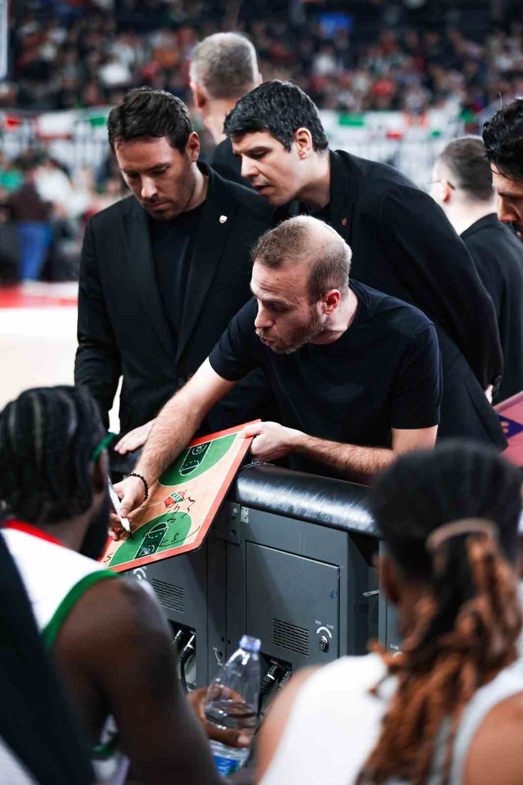 Türkiye Sigorta Basketbol Süper Ligi’nin 18. haftasında Karşıyaka, evinde Fenerbahçe’ye