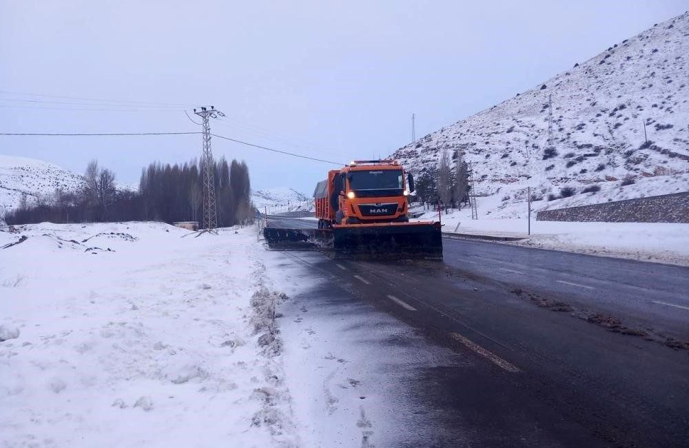 Bayburt’ta etkili olan soğuk hava nedeniyle yüksek kesimlerde çığ, buzlanma