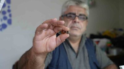 Bayburt’ta kendi çıkardığı kehribar taşlarını atölyesinde işleyen kehribar ustası Bayram