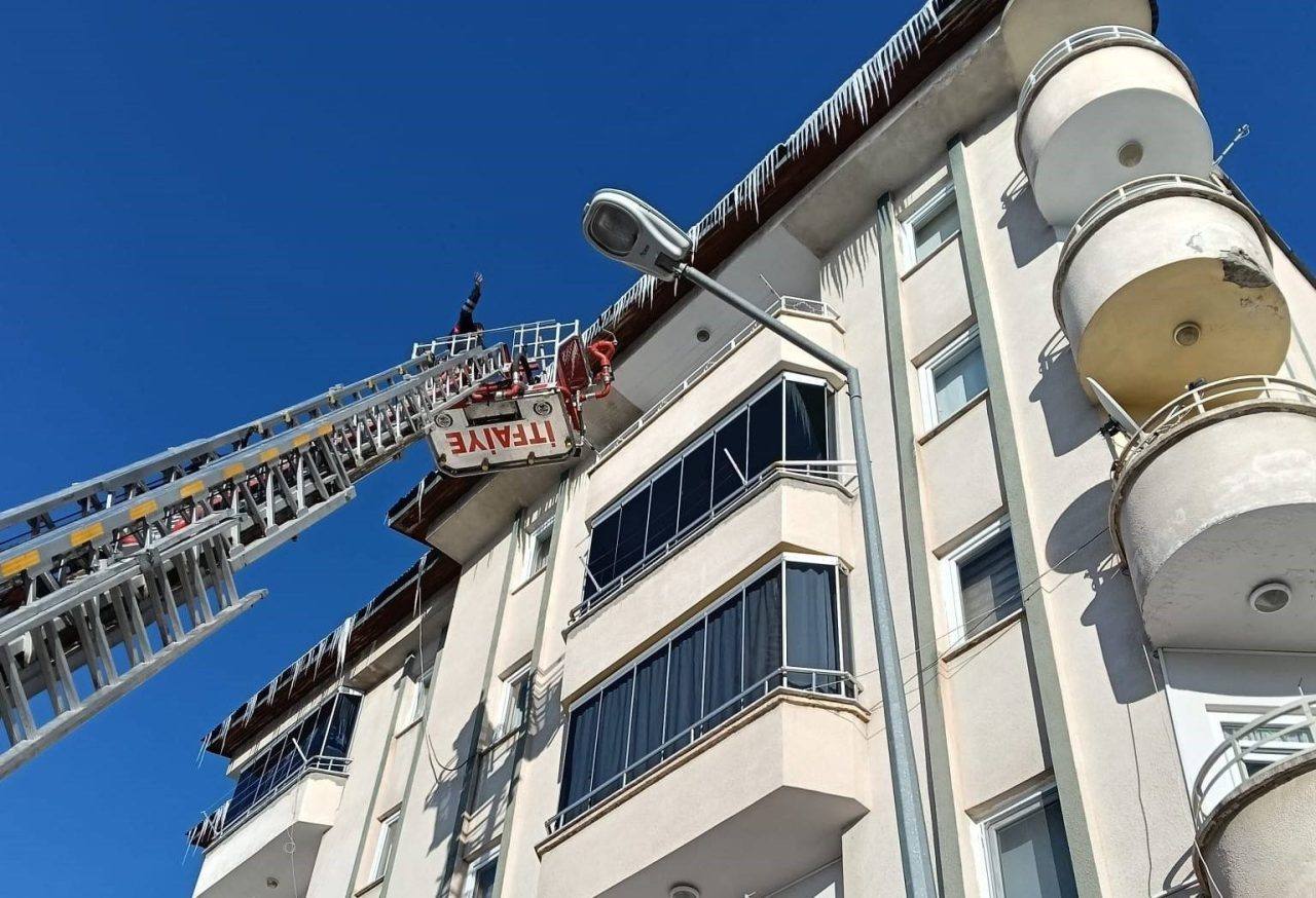 Bayburt’ta vatandaşların güvenliği için belediye ekiplerince buz sarkıtı temizliği ile