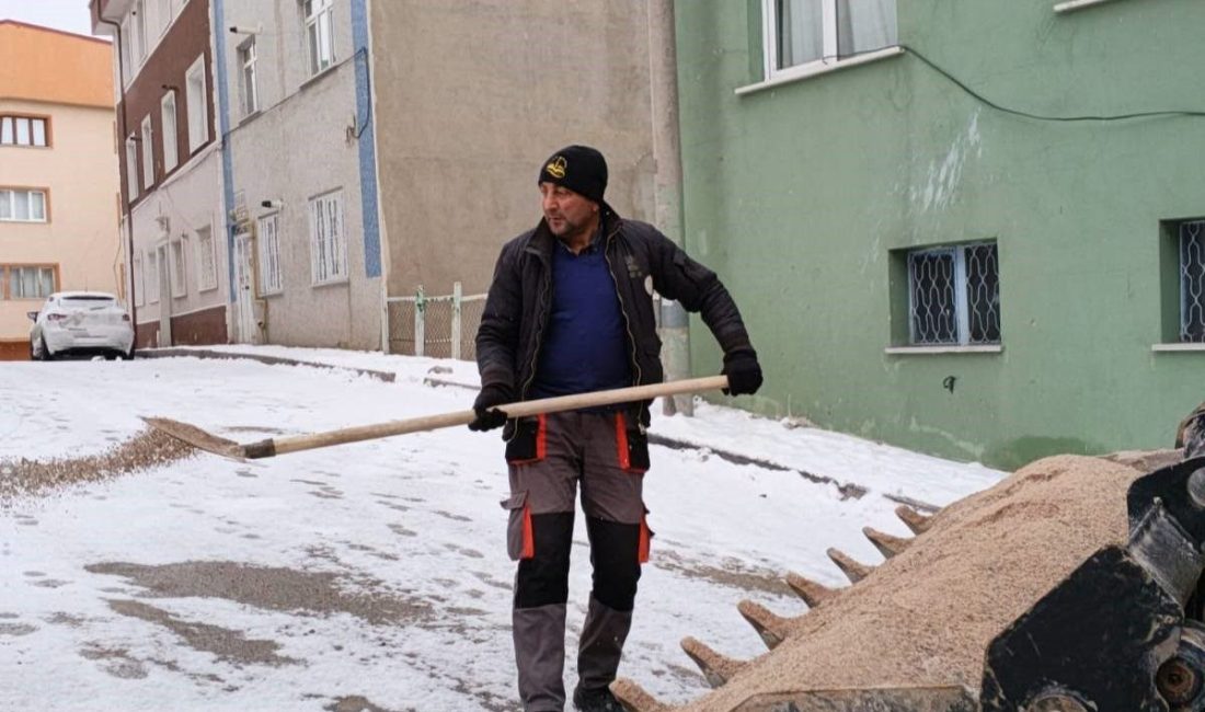 Bayburt’ta etkili olan kar yağışı sonrası belediye tarafından tuzlama çalışması