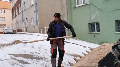 Bayburt’ta etkili olan kar yağışı sonrası belediye tarafından tuzlama çalışması