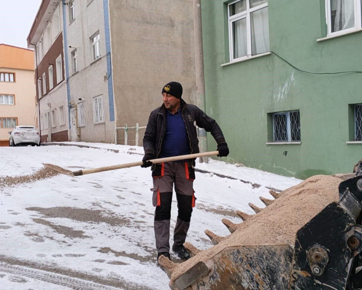 Bayburt’ta etkili olan kar yağışı sonrası belediye tarafından tuzlama çalışması