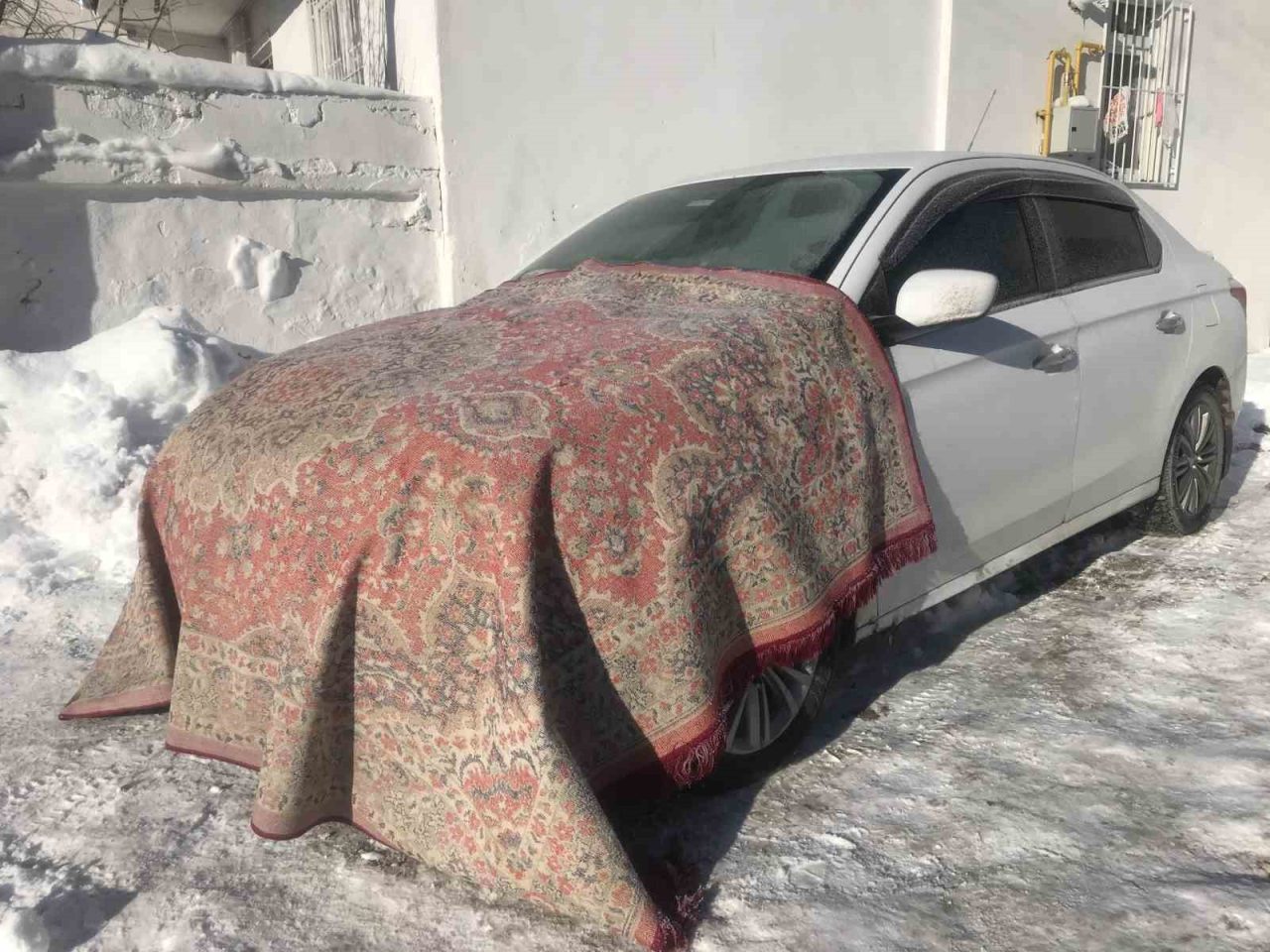 Bayburt’ta kar yağışının ardından etkili olan soğuk hava hayatı olumsuz