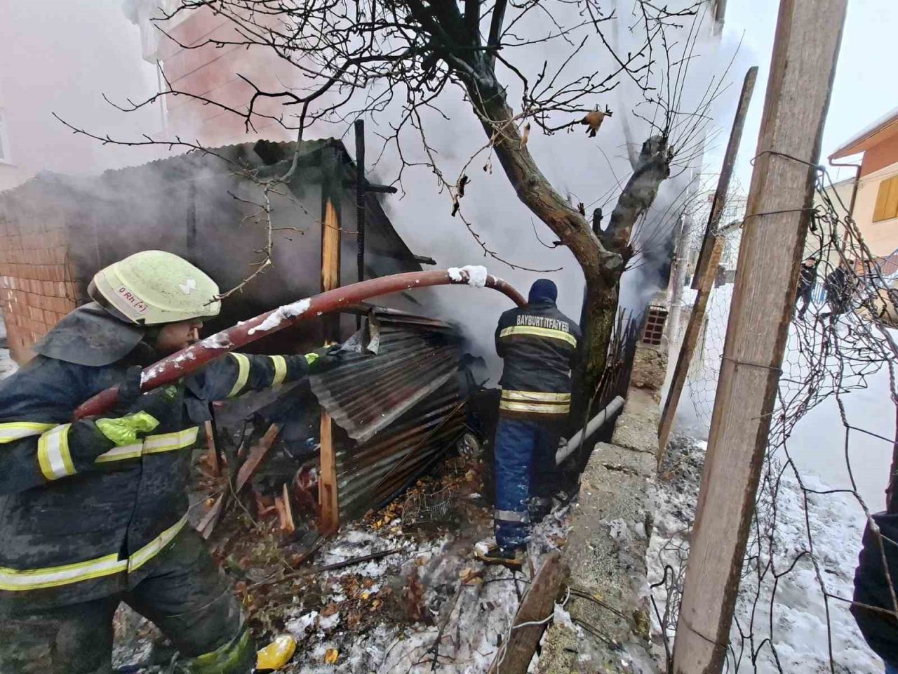 Bayburt’un Genç Osman Mahallesi’nde garaj ve depo olarak kullanılan bir