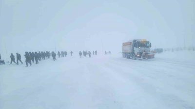 Bayburt’ta kara saplanan araçların ve buzlanma nedeniyle ilerleyemeyen sürücülerin yardımına