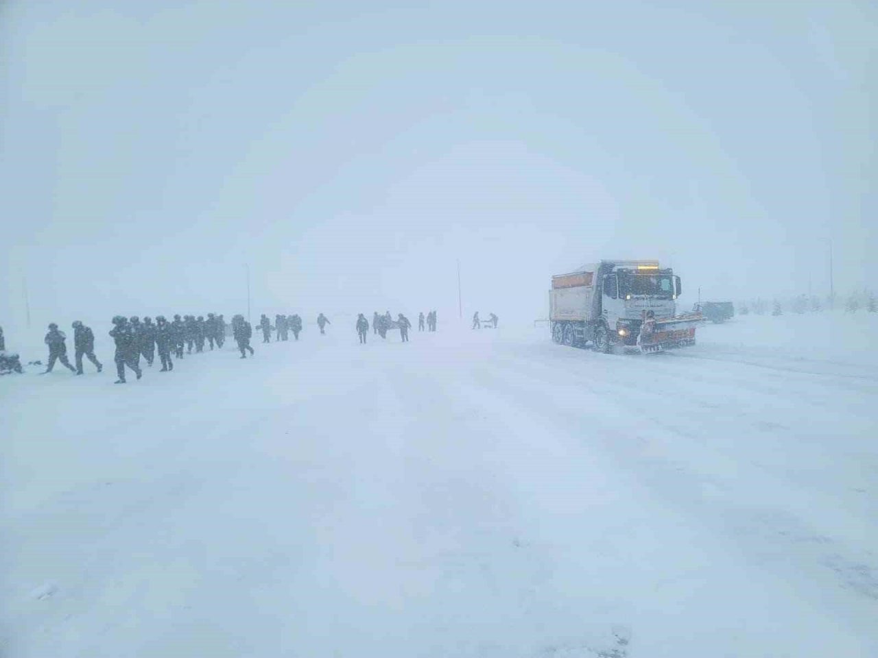Bayburt’ta kara saplanan araçların ve buzlanma nedeniyle ilerleyemeyen sürücülerin yardımına