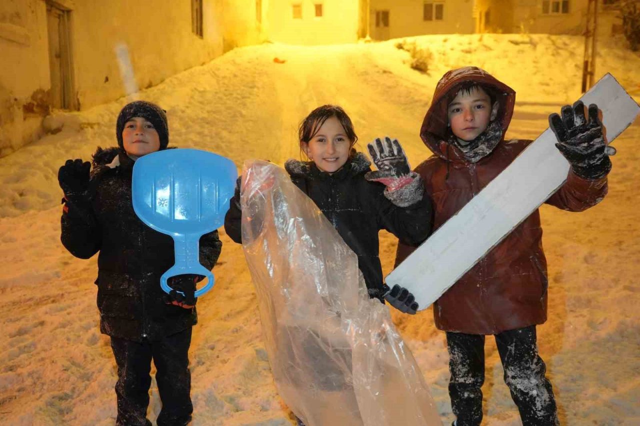 Bayburt’ta yoğun kar yağışı nedeniyle okulların tatil edilmesini fırsat bilen