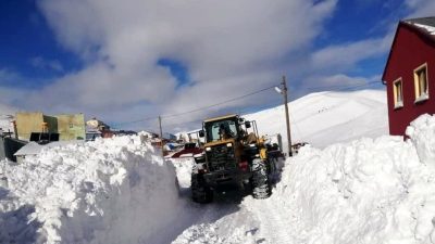 Bayburt’ta 2 gündür etkili olan kar yağışı ve tipi nedeniyle