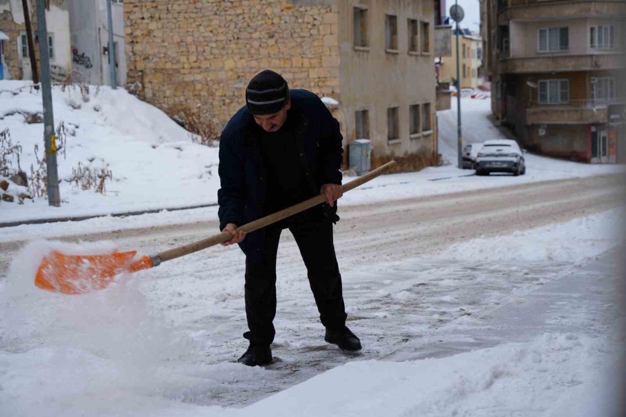 Bayburt’ta kar yağışı aralıklarla etkisini sürdürürken, soğuk hava günlük yaşamı